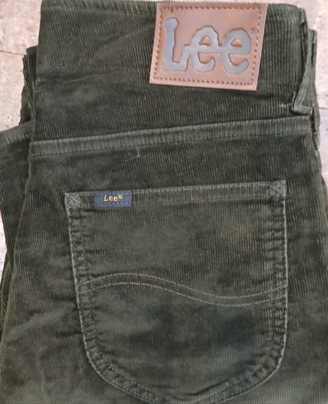 Pantalón LEE de micro-pana verde oscuro